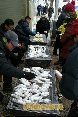 청송군은 대회 양일간 전통먹거리 시식회를 열고 구운떡과 고구마를 관중에게 제공했다.