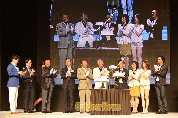 아웃도어 브랜드 콜핑이 8월 22일 삼성동 한국섬유센터에서 2013 F/W 시즌 패션쇼를 개최했다.