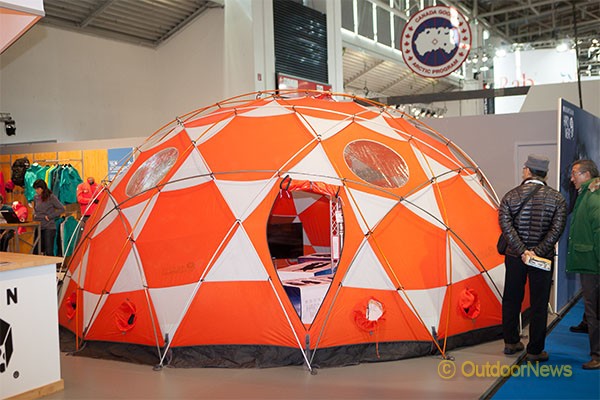마운틴 하드웨어의 베이스 캠프용 텐트.