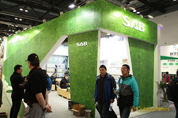 초록색의 잔디를 형상화한 중국 업체 SAB의 부스.