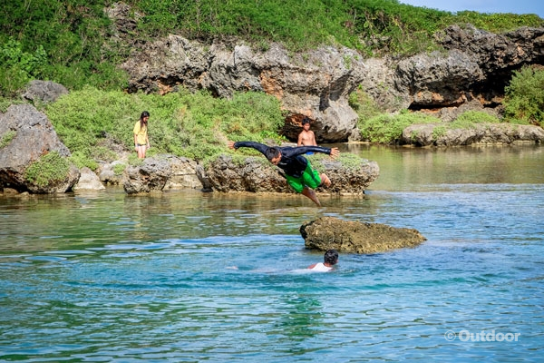 이나라한 마을의 기암괴석이 만든 자연 수영장에서 수영을 즐기는 아이들.