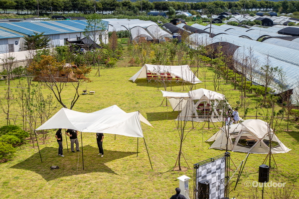랜드스테이션 하남점은 넓은 앞마당에 스노우피크의 다양한 텐트를 전시해놓았다.