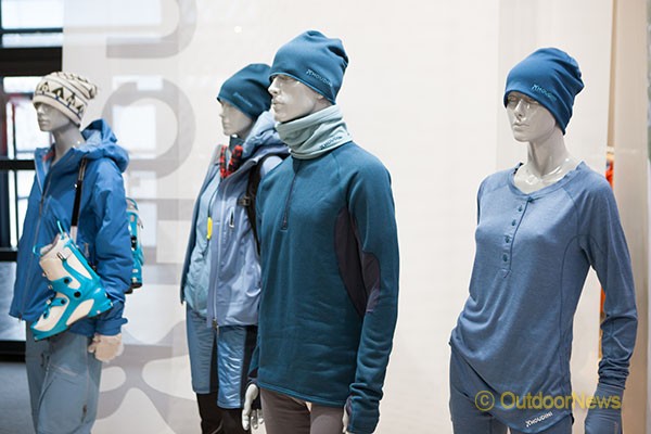 스웨덴 브랜드 후디니는 내추럴한 블루 컬러를 강조한 편안한 느낌의 아웃도어 룩들을 선보였다.