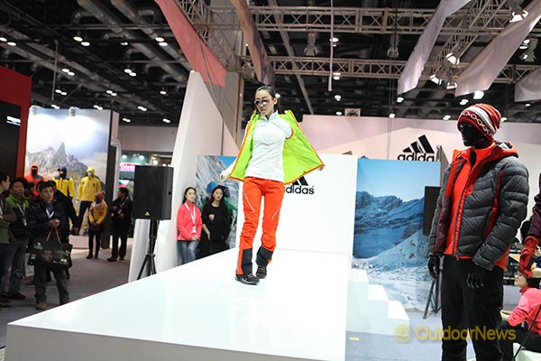 부스 한켠에서 진행된 아디다스 패션쇼는 많은 참관객들의 발길을 잡았다.