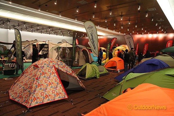 다양한 컬러감과 디자인의 텐트를 한 자리에서 볼 수 있는 텐트존.