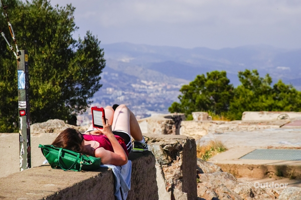 벙커에 올라 독서와 선탠을 즐기는 여행자의 모습.