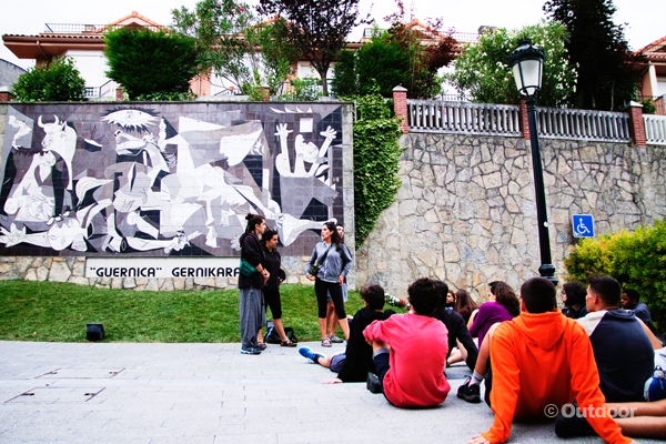 피카소의 '게르니카'는 이 마을에서 벌어진 잔혹한 역사를 배경으로 한다. 현장 학습 나온 스페인 학생들의 모습.